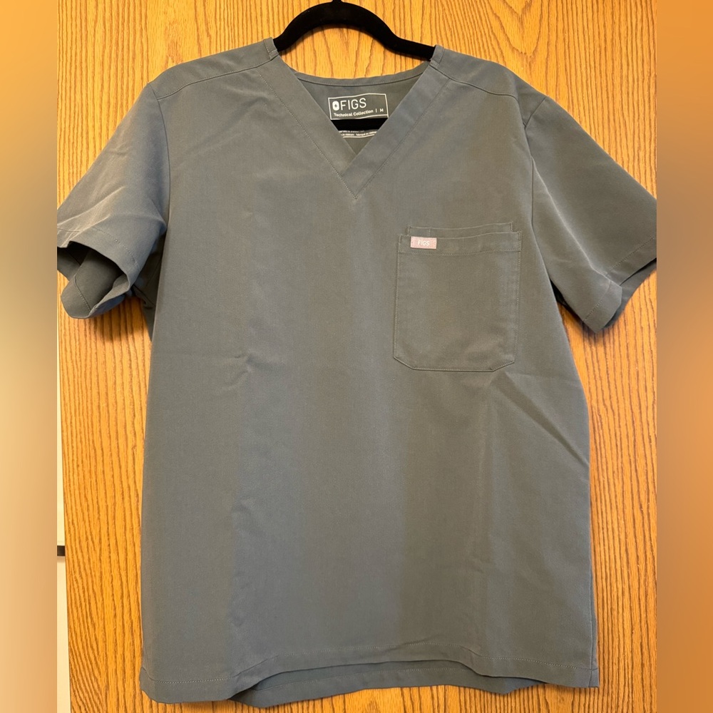FIGS men’s medium grey scrub top and bottom.